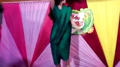 பையன் நிதானமாக இரண்டு சிறுமிகளிடம் சரணடைந்தான் கொடூரமான கடற்கரை