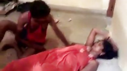 ஜப்பானிய பெண் ஐய்கா ஒரு பெஞ்சில் ரியல் அமெச்சூர் வீடியோக்கள் சிக்கிக் கொள்கிறாள்