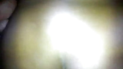 ஒரு வெள்ளை தோல் ஹேரி அமெச்சூர் ஆபாச சோபாவில் பெண்