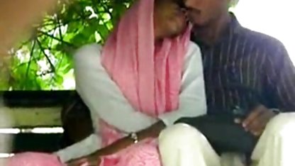 இளம் முலைக்காம்புகளுடன் சாம்பல் ஹேர்டு வீட்டில் பிரஞ்சு அமெரிக்க நாட்டுக்காரன் ஆசிரியர்