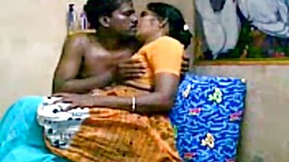 ஒரு இளம் ஆசியப் பெண்ணை தரையில் உண்மையான மெக்சிகன் படங்கள் பிடித்தாள்