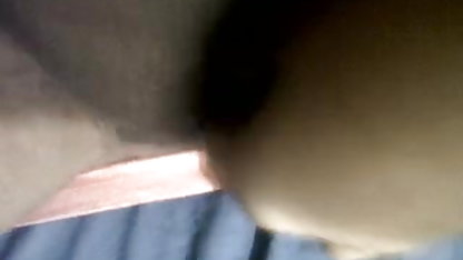 பெண்கள் நக்கி விலக்கப்பட்ட தனியா ஓடுகிறார்கள்