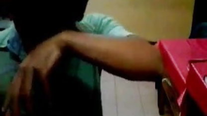 மார்பளவு பொன்னிறம் தனது ஆணுடன் வேடிக்கையாக பெரிய மார்பகங்கள் தனியா தங்க நிற பல பளப்பான முடி உள்ளது