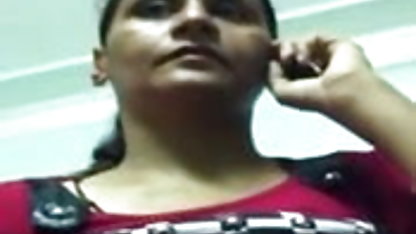 முக முடிவோடு ஒரு அழகி இருந்து தன்னார்வ குளியலறை பெரிய மசாஜ்