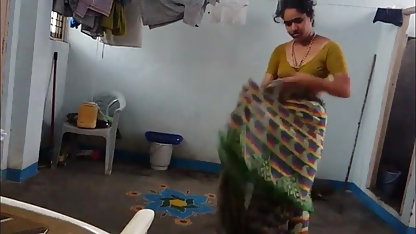 விளையாட்டுத்தனமான அழகி தனியா அம்மா குழாய் ஒரு புள்ளியையும் வாயிலும் கொடுக்கும்