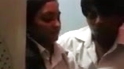 Busty Asian இரண்டு ஆண்களை ஒரே நேரத்தில் வீட்டில் குத ஆபாச செயலாக்குகிறது