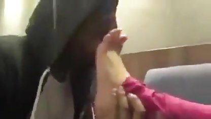 ஒரு வீட்டில் ஆசிய அமெரிக்க நாட்டுக்காரன் ஹோட்டல் அறையில் சறுக்கு