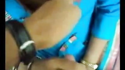 இளஞ்சிவப்பு உள்ளாடைகளில் குழந்தை சரணடைகிறது இளம் அமெச்சூர் ஆபாச