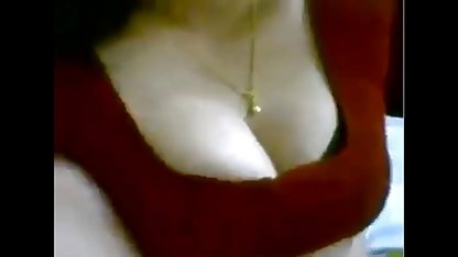 அவர் காதலியை முடிக்கும்போது வியர்த்தார் தனியா கல்லூரி ஜோடி
