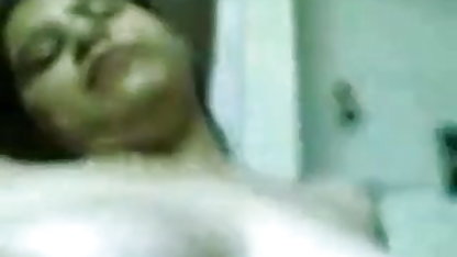 ஒரு அதிர்வுகளை ஒரு தனியா மனைவி அந்நியன் துளைக்குள் அடைத்தார்
