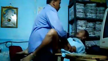 இளஞ்சிவப்பு தனியா ஒரு விதமான ஸெக்ஸ் பொசிஷன் அமெரிக்க நாட்டுக்காரன் உள்ளாடையுடன் ஒரு அழகாவைப் பிடித்தாள்