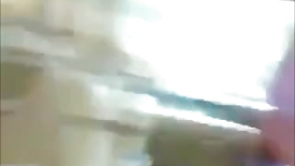 எண்ணெயில் அழகு ஒரு நீல சோபாவில் செக்ஸ் தனியா ஒரு விதமான ஸெக்ஸ் பொசிஷன் உண்ணும்