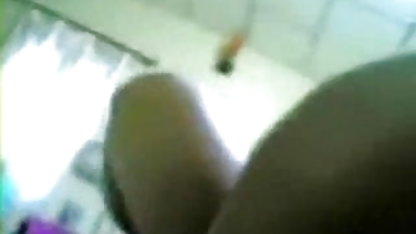 பெண் வீட்டில் ஆபாச ஜிஎஃப் துளைகளில் கொடூரமாக நேசிக்கிறாள்