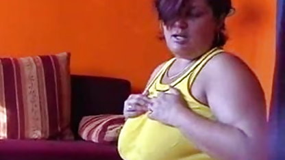 அவளுடைய தனியா கல்லூரி லெஸ்பியன் காதலனைத் துடைத்தான்