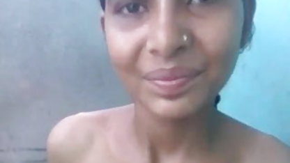 தொடர்ந்து அமெச்சூர், நடத்தை கெட்ட பெண்ணின் படங்கள் பொன்னிறம் தன் காதலனைத் துன்புறுத்துகிறது