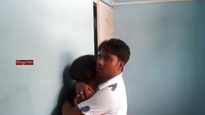 ஒரு உறுப்பினரை வீட்டில் குளியலறை கன்னத்தில் அடைத்தார்