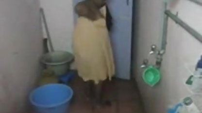 ஓய்வு நேரத்தில் அவளது புண்டையுடன் வ அமெச்சூர் ஜோடி விளையாடியது